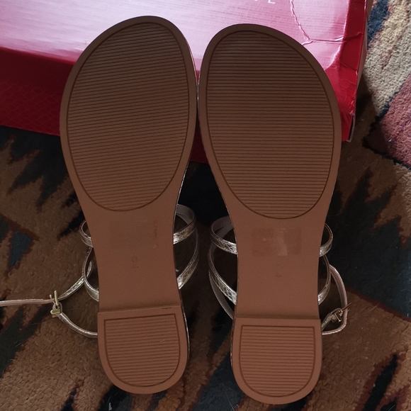 Kelly and Katie thong sandal - Picture 3 of 4